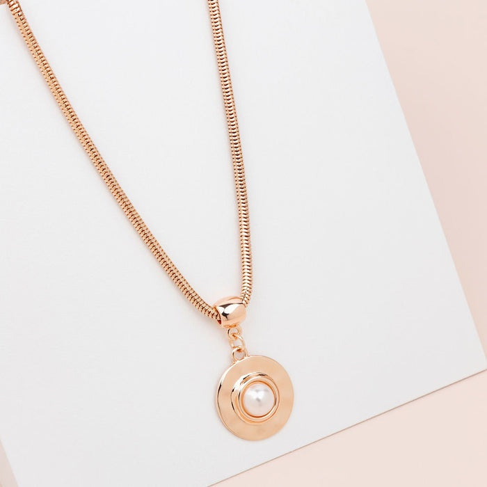 Short Rose Gold Pendant With Pearl Necklace