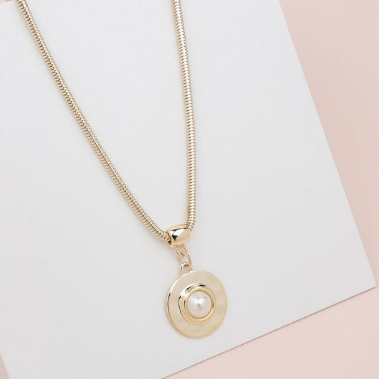 Short Gold Pendant With Pearl Necklace